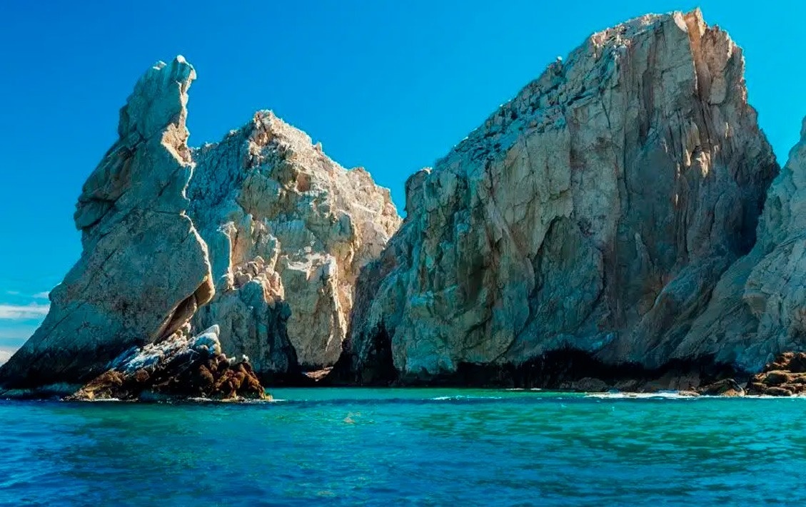 Arco de Cabo San Lucas junto a aguas turquesas, perfecto para tu estancia en Park Royal: Club Regina Los Cabos.