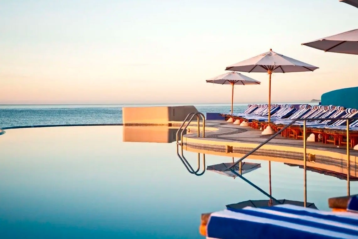 Infinity pool en Park Royal: Club Regina Los Cabos, al atardecer con vista al mar.