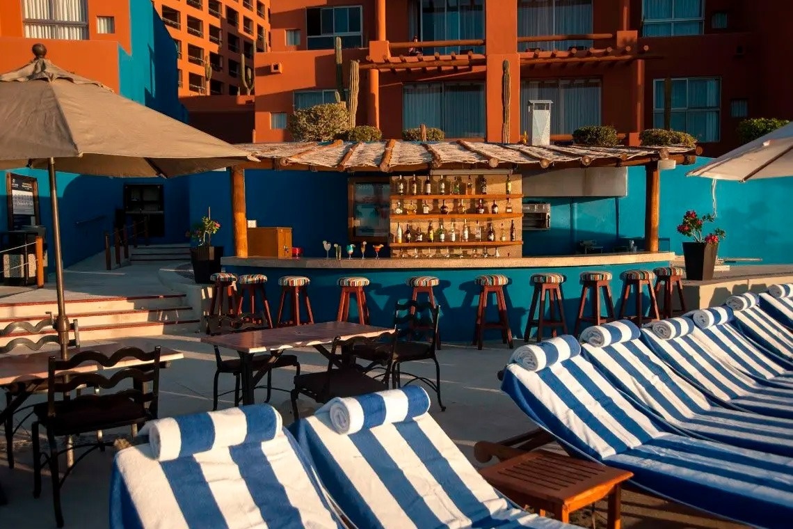 Bar junto a la piscina de Park Royal: Club Regina Los Cabos con tumbonas.