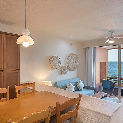 Suite con vista al mar en Park Royal: Club Regina Los Cabos, ideal para relajarse.