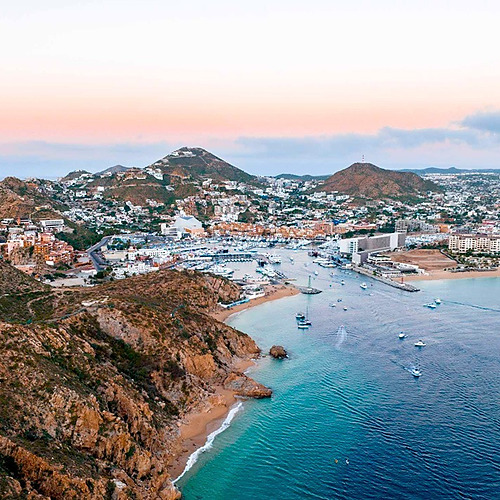 Vista panorámica de Park Royal: Club Regina Los Cabos, resort y marina al amanecer.