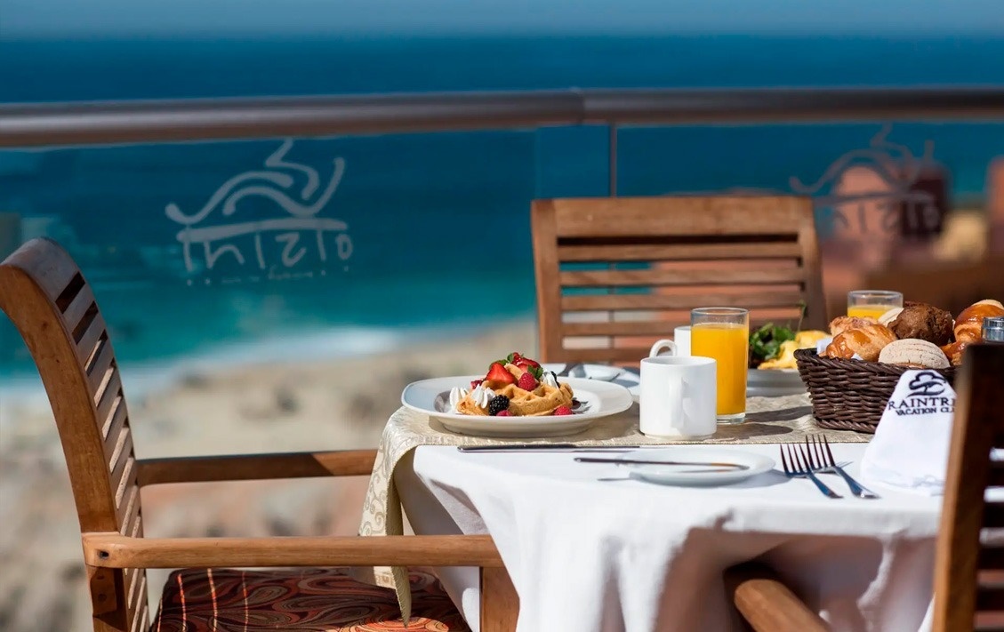 Desayuno en el balcón con vista al mar en Park Royal: Club Regina Cancun.
