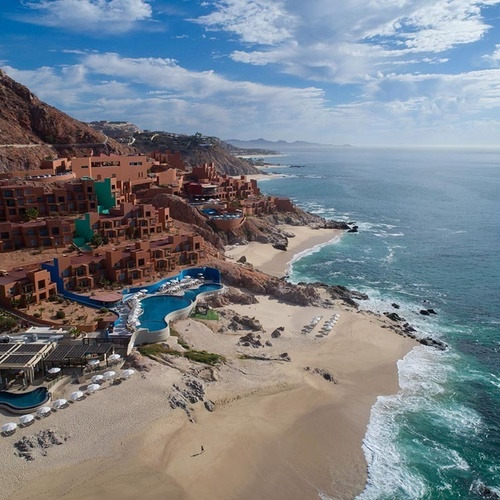 Resort de lujo Park Royal: Club Regina Los Cabos con piscinas y playa privada.
