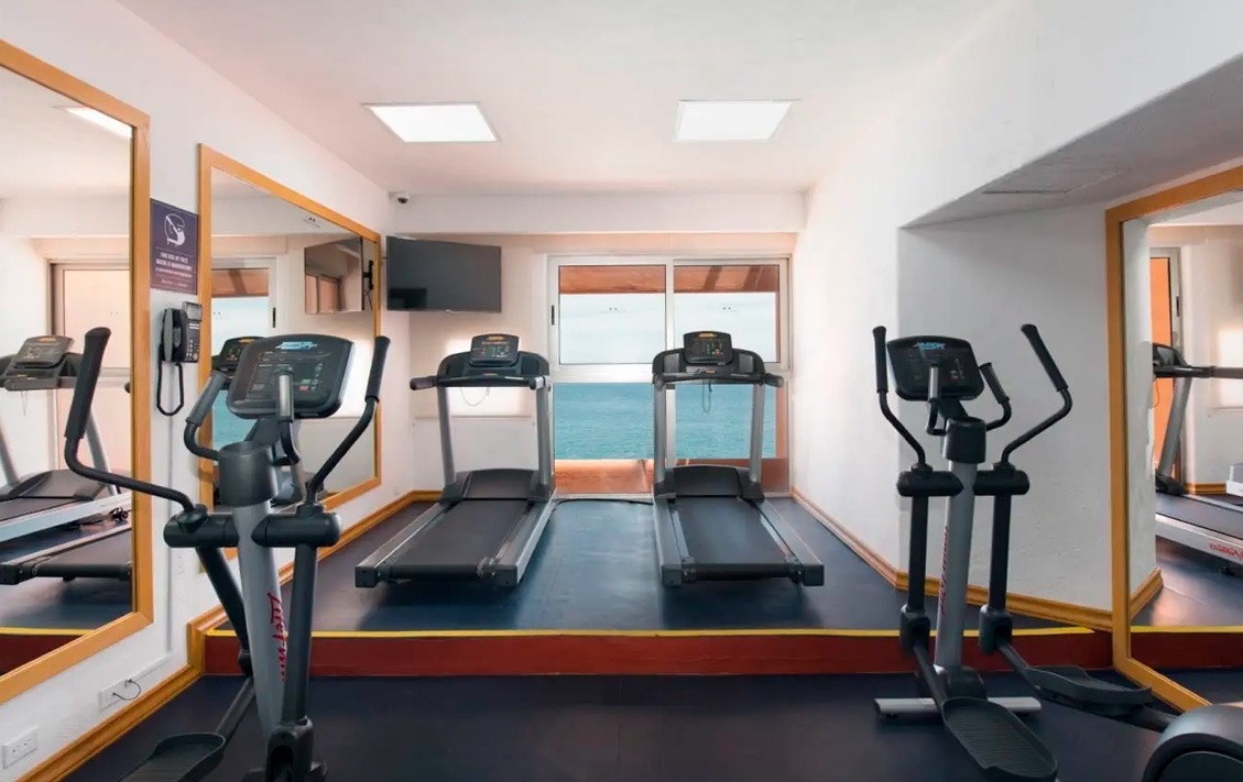 Gimnasio con vistas al mar en Park Royal: Club Regina Los Cabos.