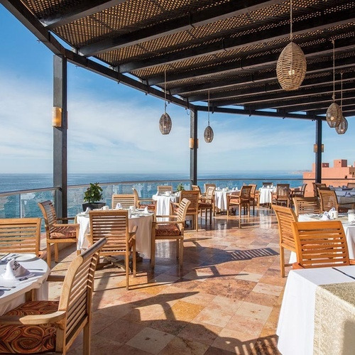 Terraza del restaurante de Park Royal: Club Regina Los Cabos con vista al mar.