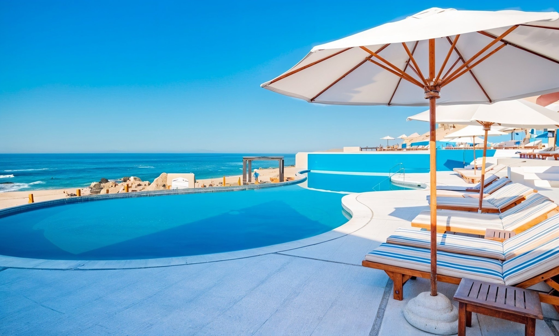 Piscina infinita con vista al mar en Park Royal: Club Regina Los Cabos.