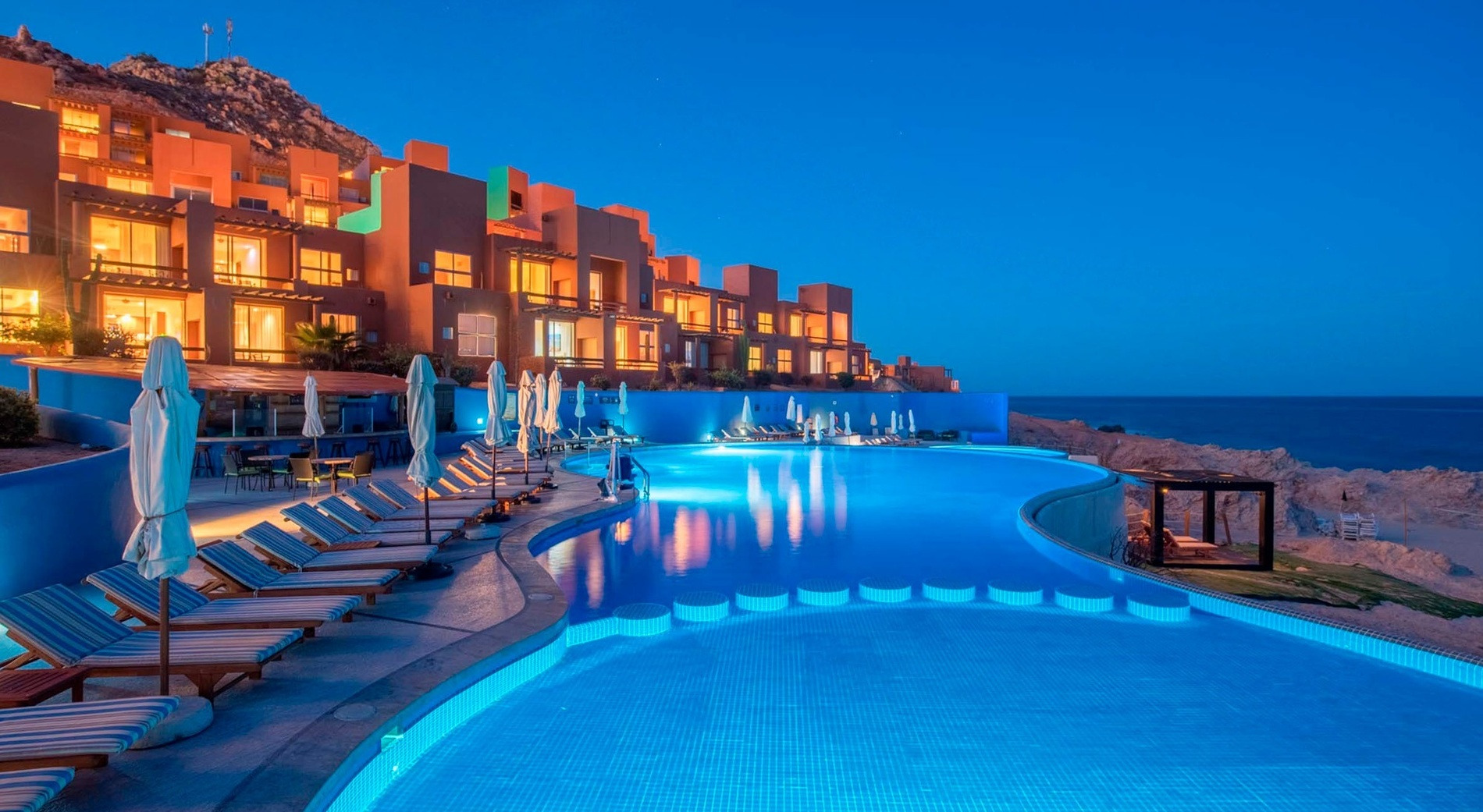 Infinity pool en Park Royal: Club Regina Los Cabos con vistas al mar al atardecer.