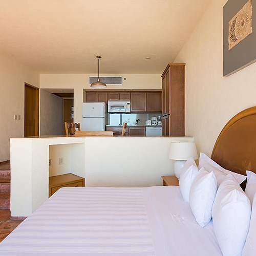 Habitación con cama King y cocina en Park Royal: Club Regina Los Cabos.