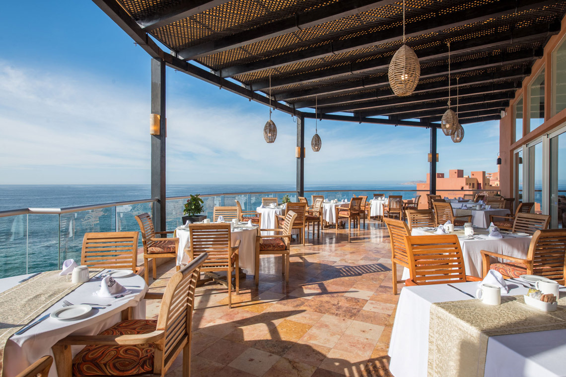 Desayuno en terraza con vista al mar en Park Royal: Club Regina Los Cabos.