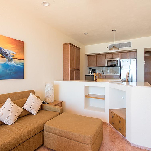 Estudio acogedor en Park Royal: Club Regina Los Cabos con vista a la cocina y sofá.