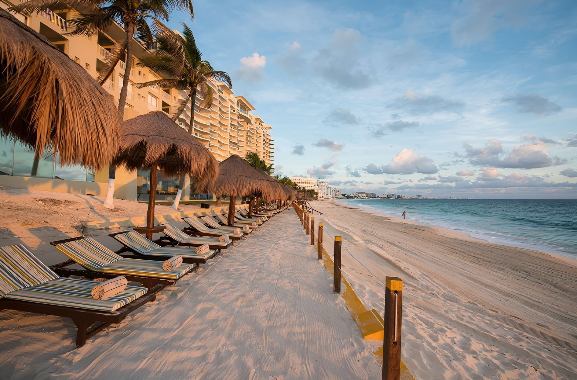 Lujosos camastros junto al mar en Park Royal: Club Regina Cancún, ideal para tus vacaciones.