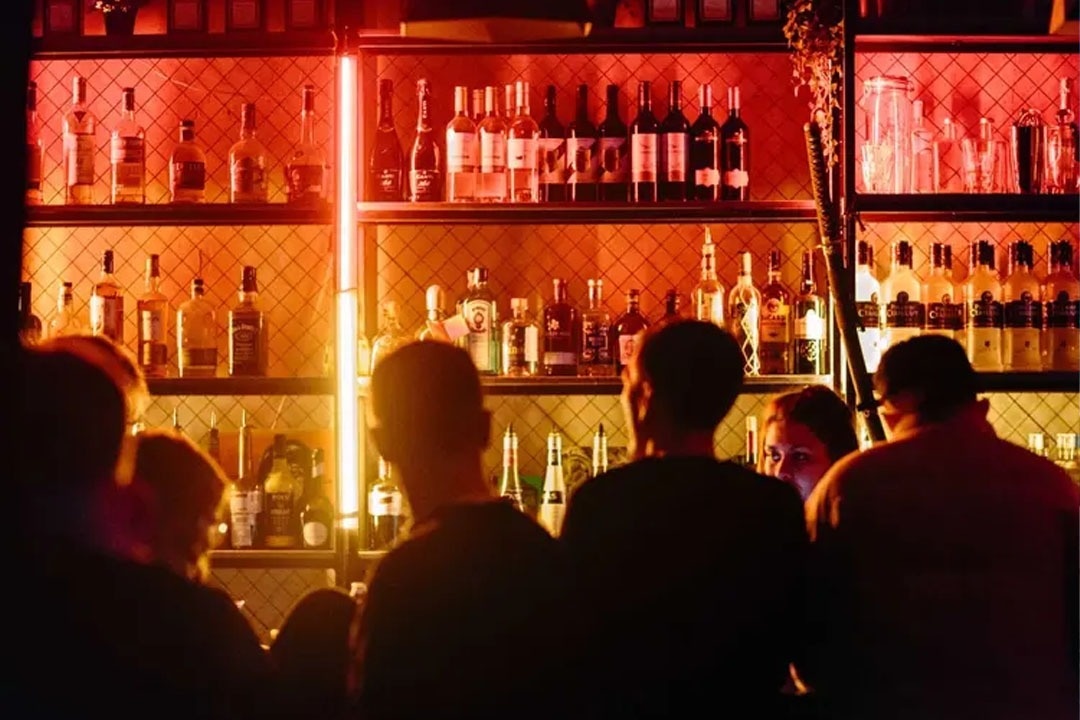 Botellas de licor en estantes en el bar de Park Royal: Club Regina Cancun.