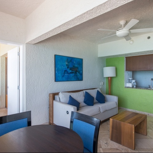 Estudio de Park Royal: Club Regina Cancun con sofá, mesa y bañera.