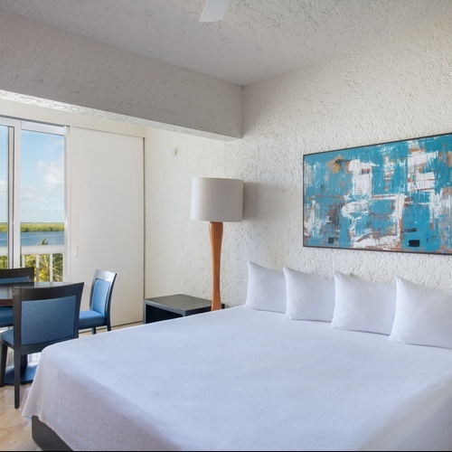 Habitación con cama king y vista al mar en Park Royal: Club Regina Cancún.