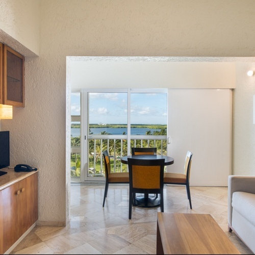 Comedor y sala de estar en Park Royal: Club Regina Cancun con vista al mar.