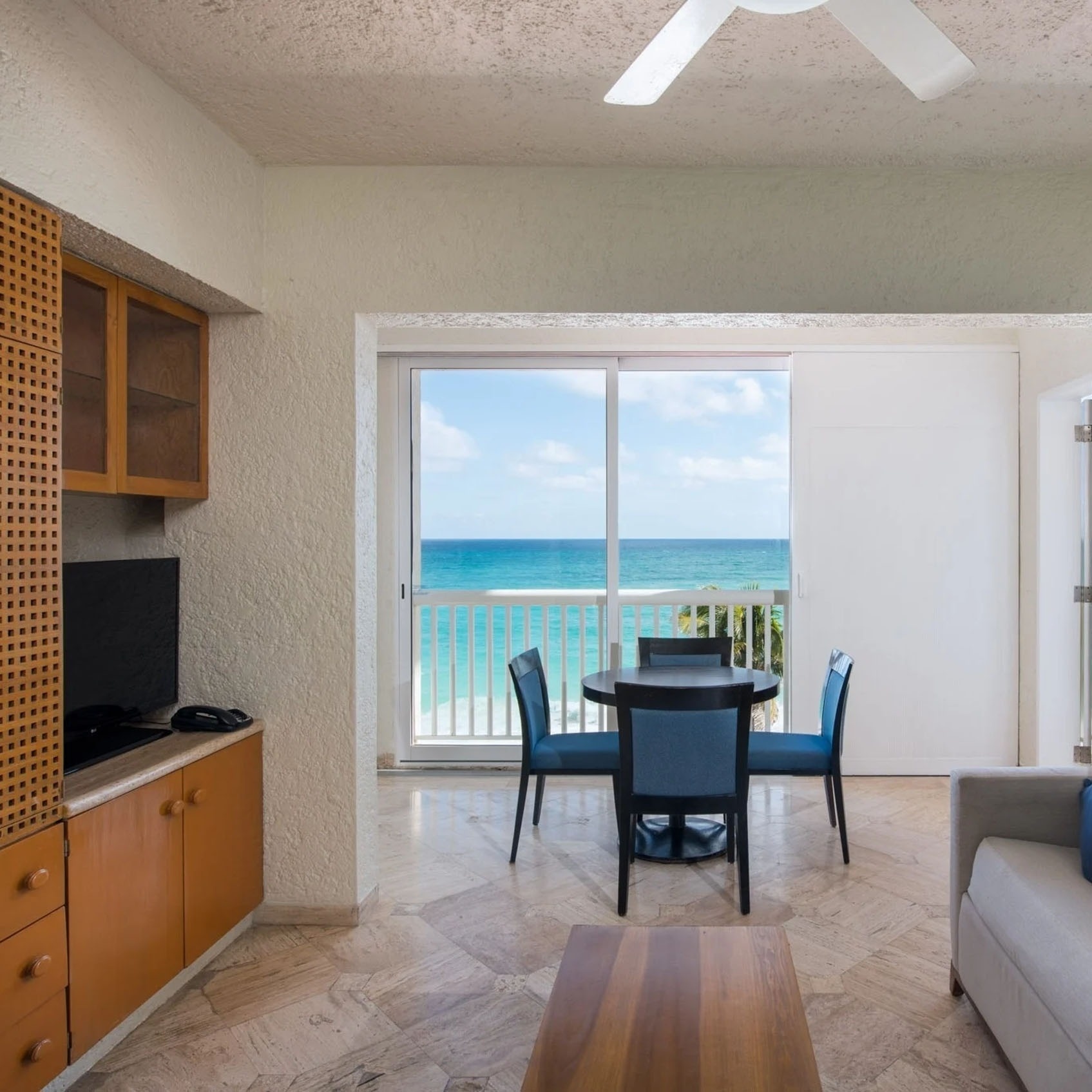 Ocean view apartment at Park Royal: Club Regina Cancun, with living and dining area
