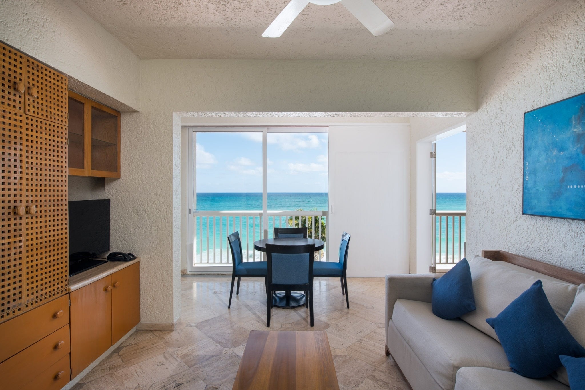 Sala de estar luminosa en Park Royal: Club Regina Cancun con vista al mar.