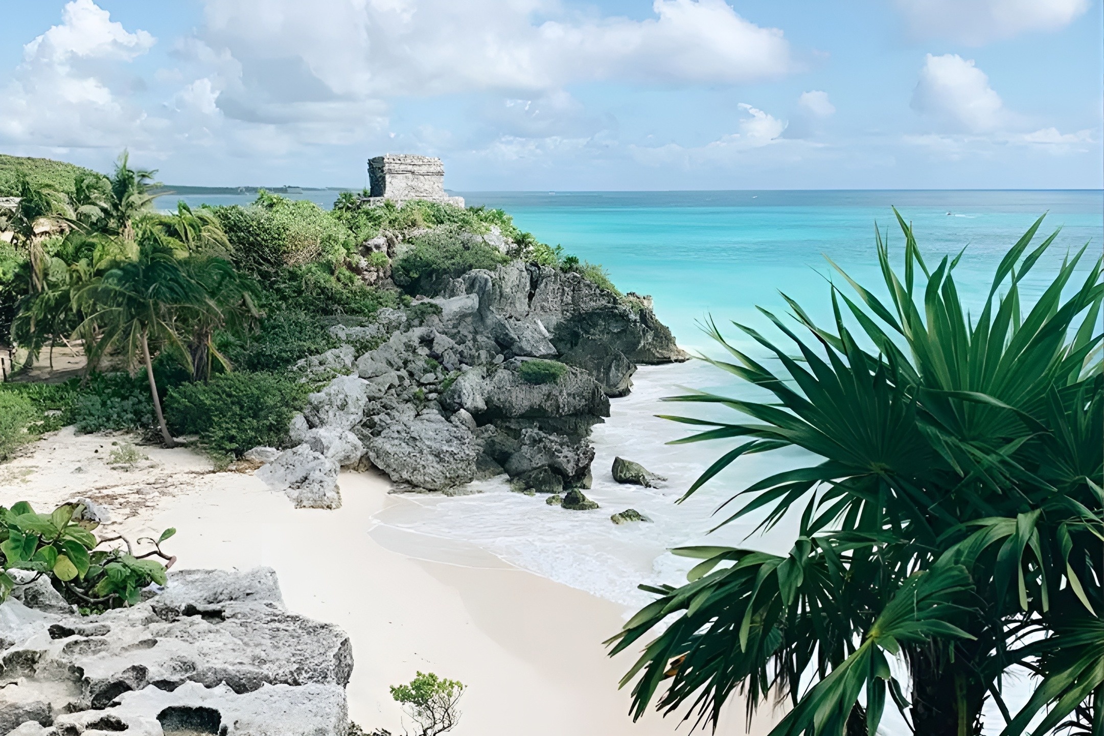 Ruinas mayas junto al mar Caribe, ideal para explorar desde Park Royal: Club Regina Cancún.