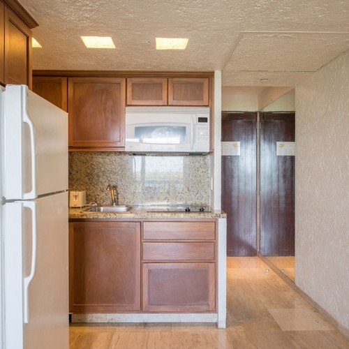 Cocina compacta en Park Royal: Club Regina Cancun con refrigerador y microondas.