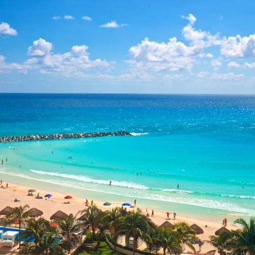 Playa turquesa cristalina y palmeras en Park Royal: Club Regina Cancún.