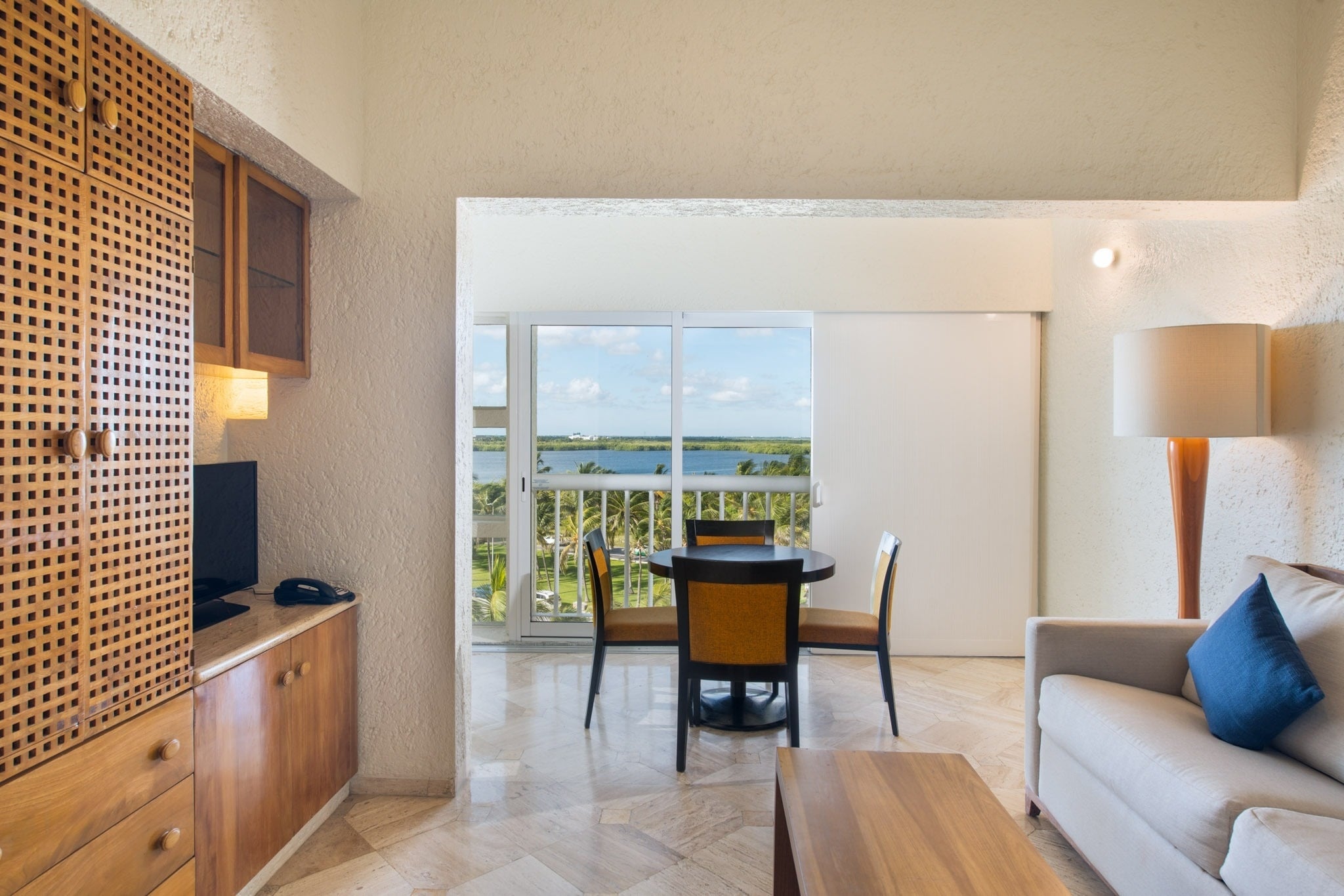 Sala de estar y comedor de Park Royal: Club Regina Cancun con vista al mar y balcón.