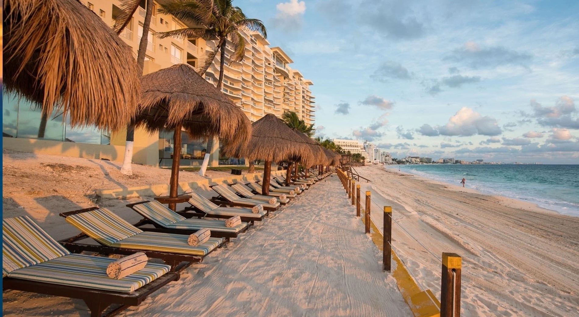 Camastros y palapas en la playa de Park Royal: Club Regina Cancún