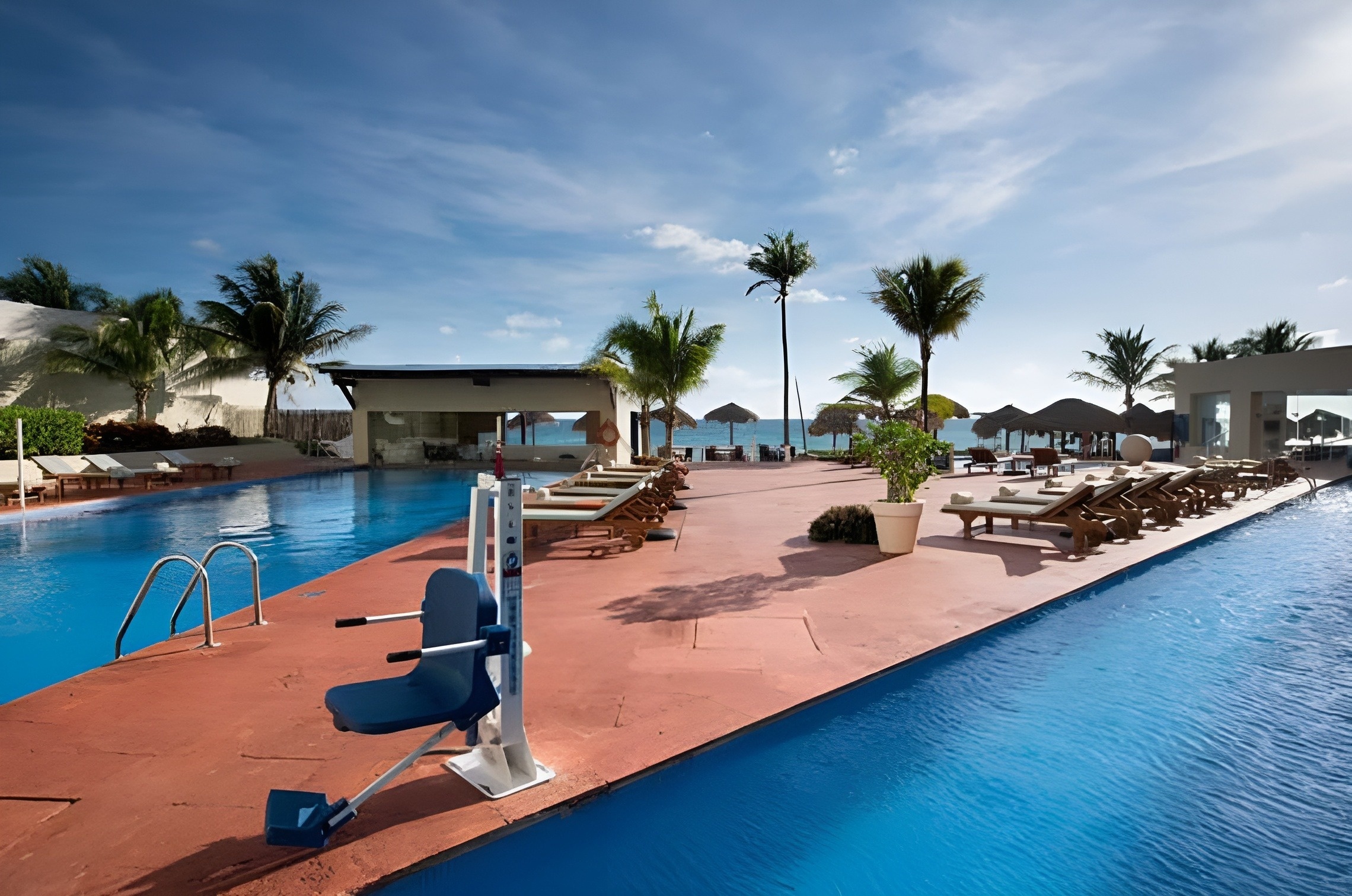 Ascensor de piscina accesible en Park Royal: Club Regina Cancun.
