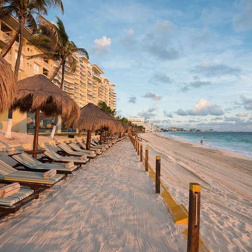 Playas de Park Royal: Club Regina Cancun con camastros y palapas