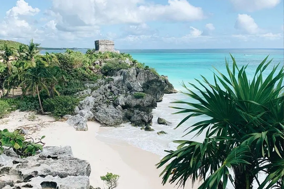 Ruinas mayas en acantilado sobre playa turquesa. Park Royal: Club Regina Cancún.
