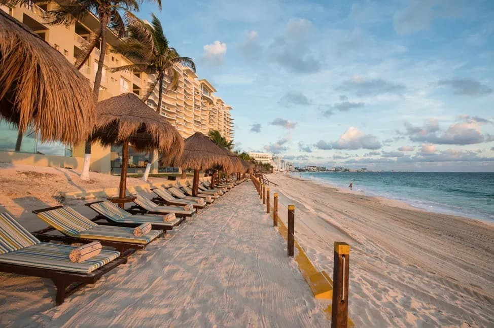 Disfruta la playa y el atardecer en Park Royal: Club Regina Cancun. Camastros y sombrillas disponibles.