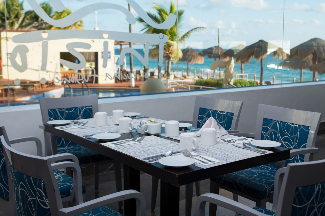 Desayuno en balcón con vista al mar en Park Royal: Club Regina Cancún.