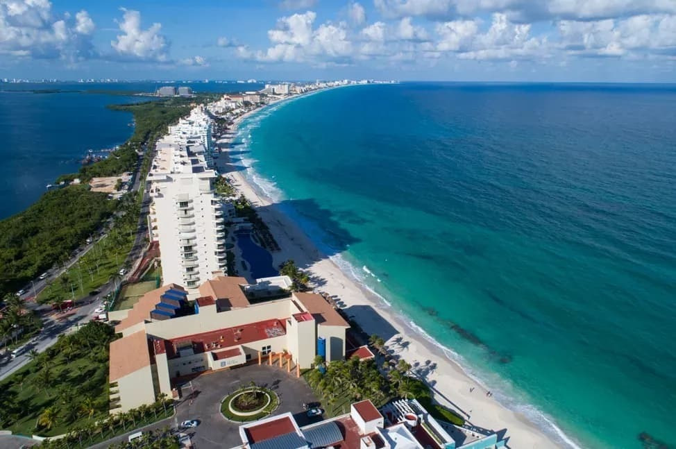 Vista aérea del hotel Park Royal: Club Regina Cancún, con playa y mar turquesa.