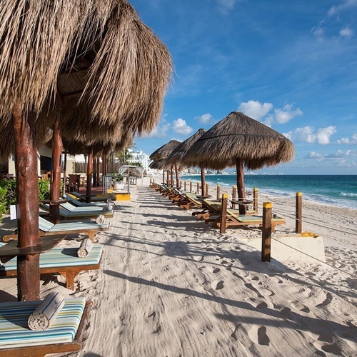 Park Royal: Club Regina Cancún ofrece camastros y sombrillas en playa de arena blanca.
