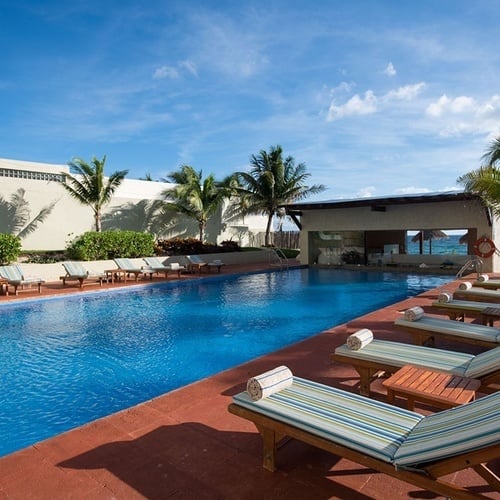 Disfruta la piscina y las palmeras en Park Royal: Club Regina Cancun.