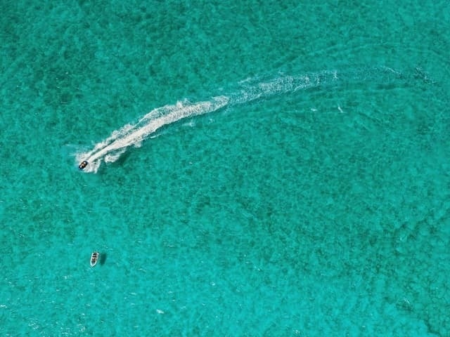 Jet ski y lancha en aguas cristalinas cerca de Park Royal: Club Regina Cancún.