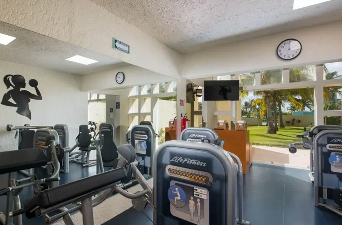 Gimnasio del Park Royal: Club Regina Cancún con vistas a jardines tropicales.
