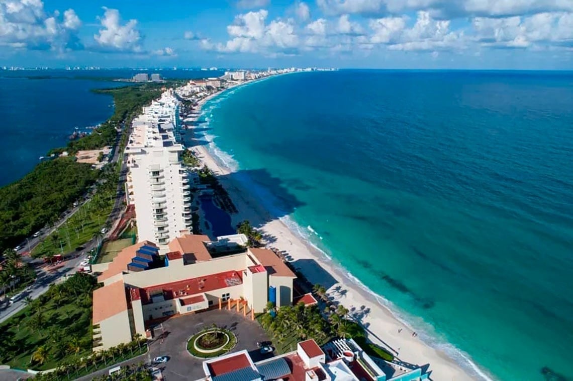 Vista aérea de Park Royal: Club Regina Cancún, playa y mar turquesa.
