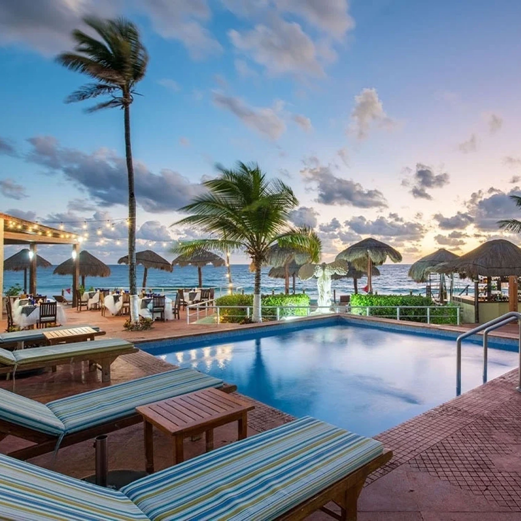 Oceanfront pool and dining at Park Royal: Club Regina Cancun.
