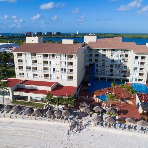 Vista aérea del Park Royal: Club Regina Cancún con piscina y playa.