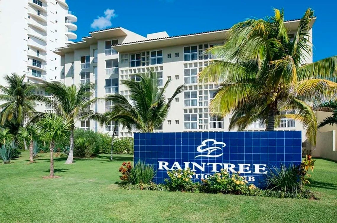 Fachada de Park Royal: Club Regina Cancún con palmeras y césped.