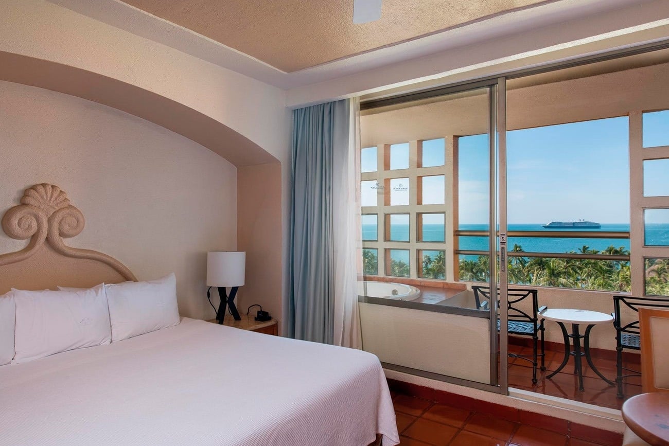 Suite con jacuzzi y vista al mar en Park Royal: Club Regina Puerto Vallarta.