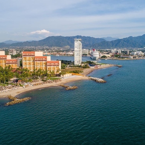 Vista aérea de Park Royal: Club Regina Puerto Vallarta con playa y mar azul.