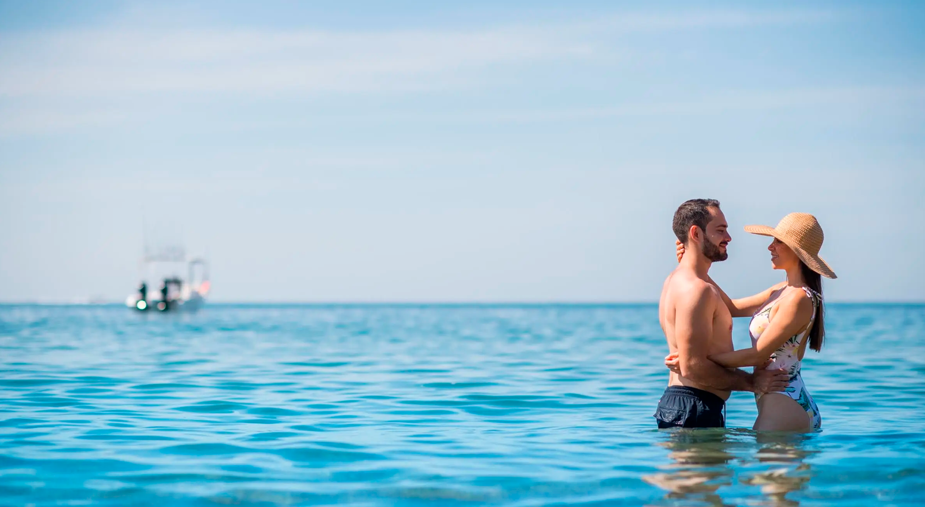 Pareja enamorada en el mar, vistas a Park Royal: Club Regina Puerto Vallarta.