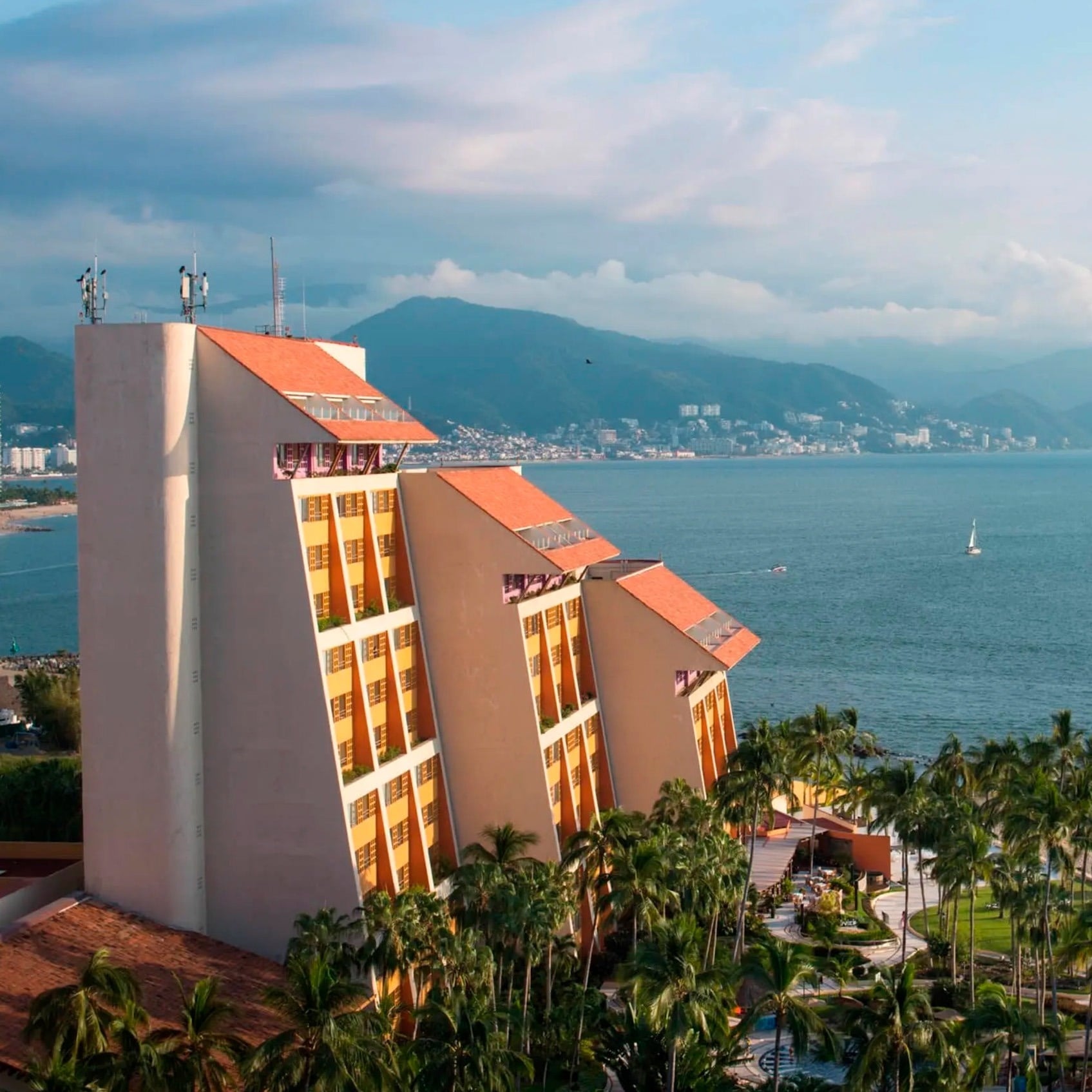 Hotel Park Royal: Club Regina Puerto Vallarta con vista al mar y diseño escalonado.