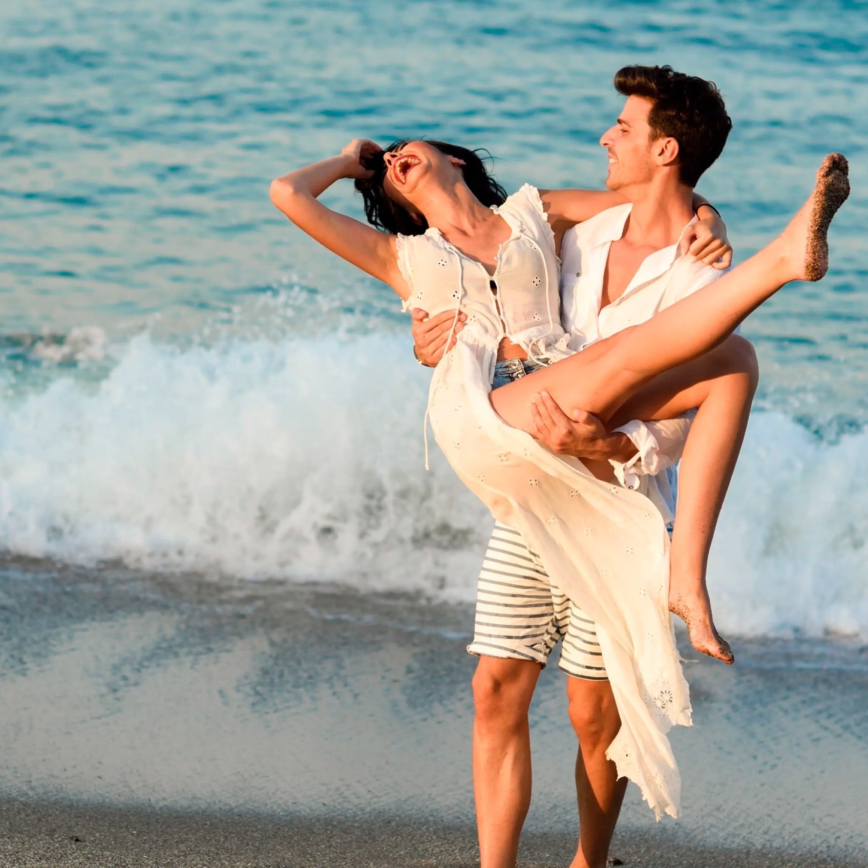 Pareja feliz en la playa, cerca de Park Royal: Club Regina Puerto Vallarta.