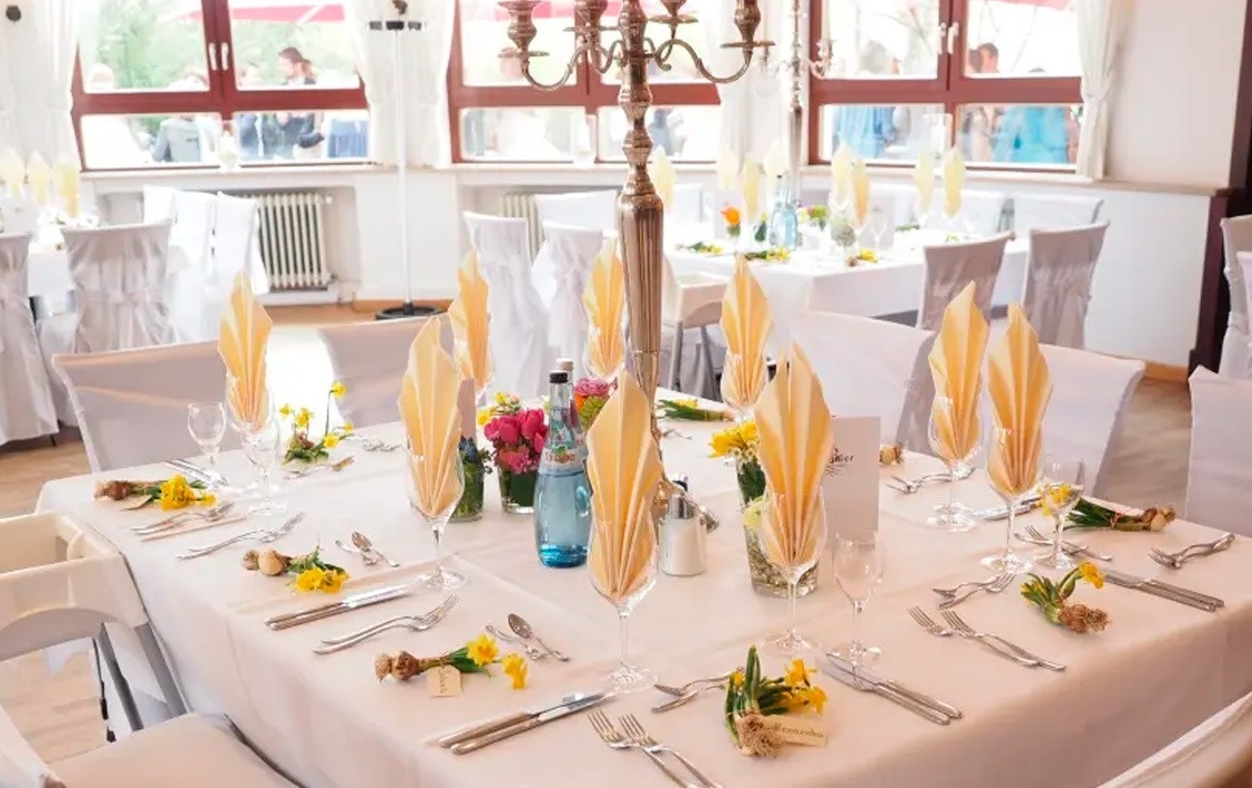 Salón de banquetes de Park Royal: Club Regina Puerto Vallarta con mesas decoradas para un evento.