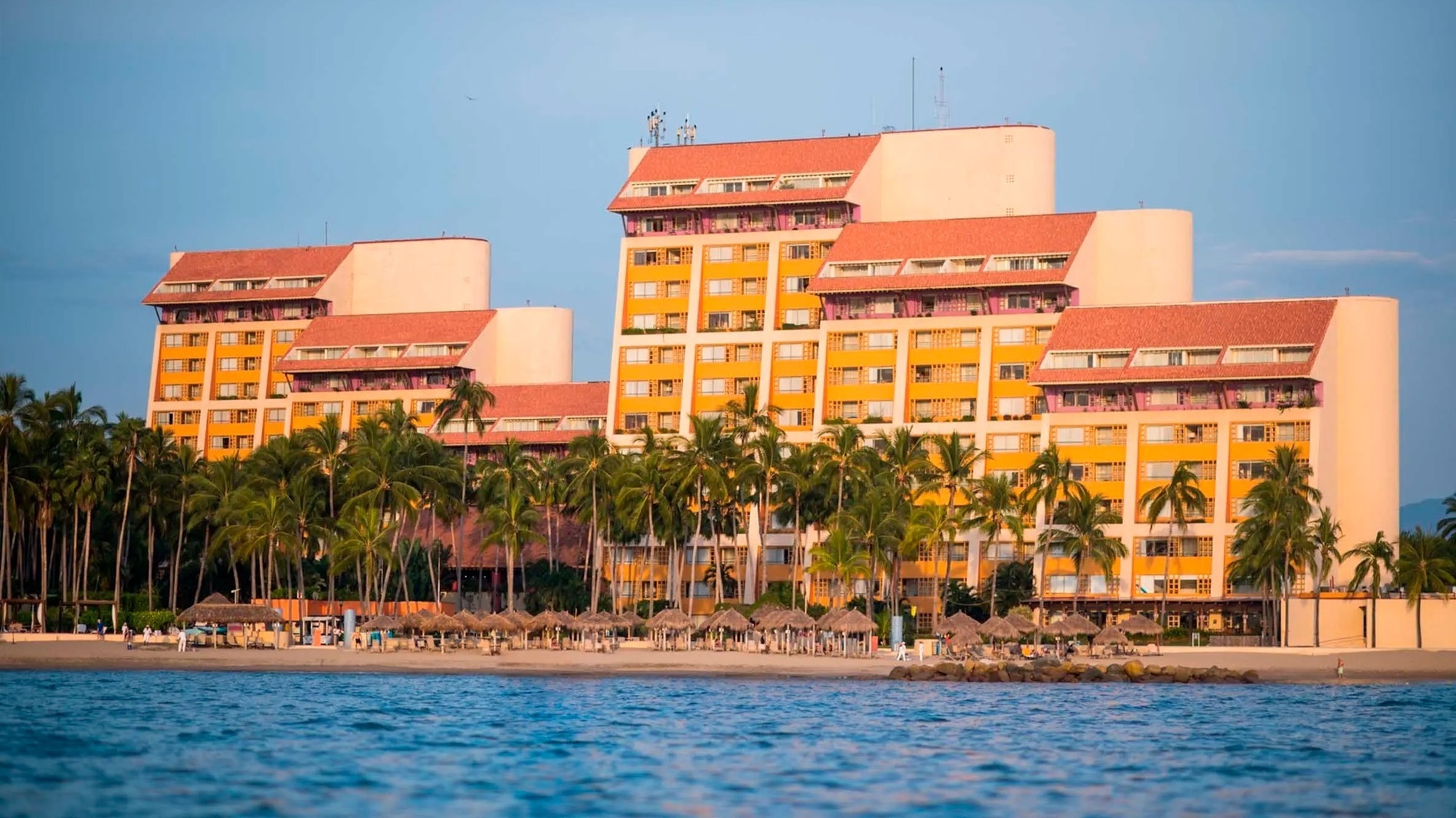 Park Royal: Club Regina Puerto Vallarta, hotel frente al mar con palmeras y playa.
