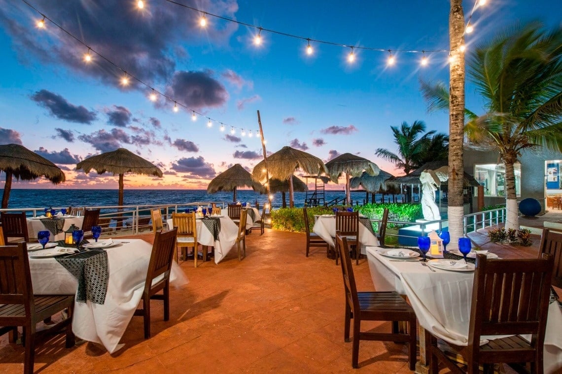 Terraza de restaurante en Park Royal: Club Regina Puerto Vallarta con vistas al mar.