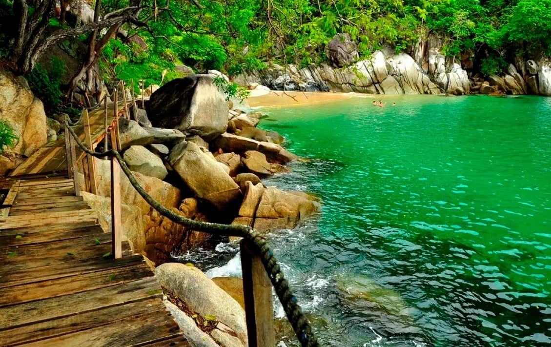Senderos de madera a playas cristalinas en Park Royal: Club Regina Puerto Vallarta.
