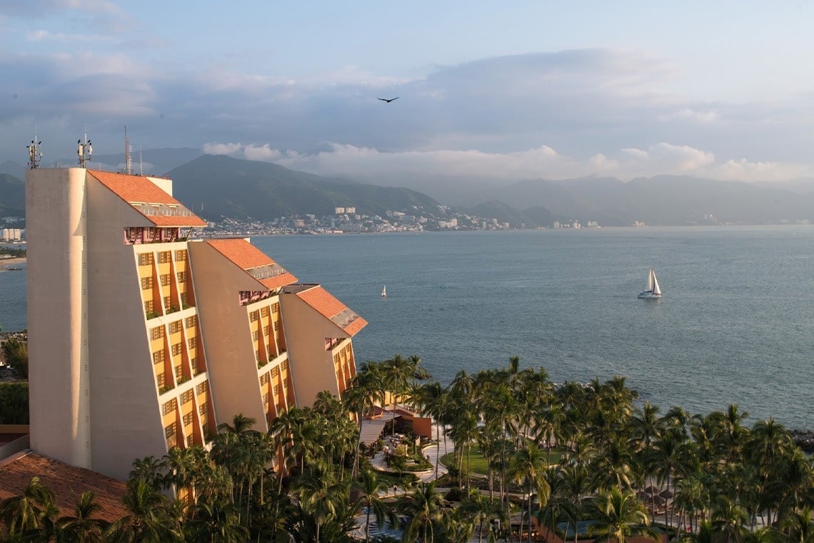 Park Royal: Club Regina Puerto Vallarta hotel con vista al mar y palmeras.